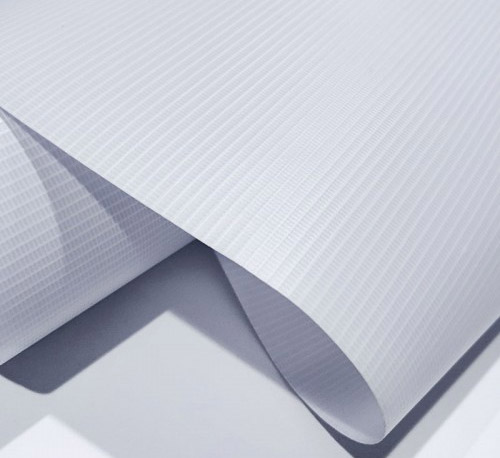 Ako potiahnutý podsvietený banner dosahuje pri stanových strieškach priepustnosť svetla aj pevnosť v roztrhnutí?